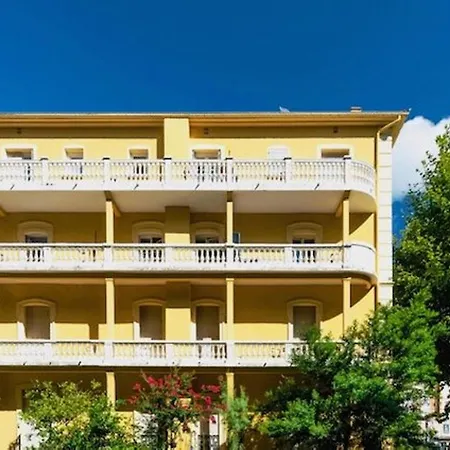 F2 Avec Balcon Et Parking, Proche Cure Et Centre-ville - Amelie-les-bains - Fr-1-703-84