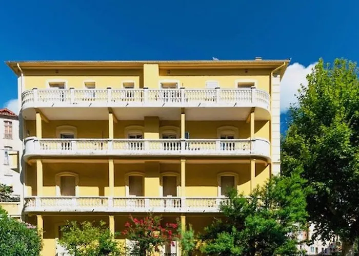 F2 Avec Balcon Et Parking, Proche Cure Et Centre-ville - Amelie-les-bains - Fr-1-703-84
